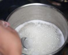 Cómo cocinar gachas de arroz para un niño con leche o agua.