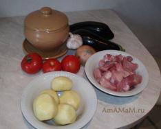 Guiso de verduras con berenjenas y patatas en cazuelas al horno Berenjenas en cazuelas con huevo