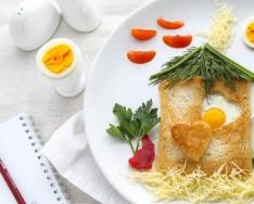 Desayuno con amor: salchicha en forma de corazón con huevo Desayuno fresco de salchichas y huevos