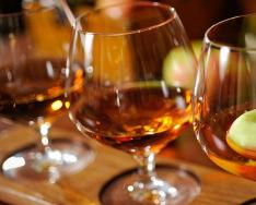 Calvados: brandy de manzana en la tradición de los destiladores normandos
