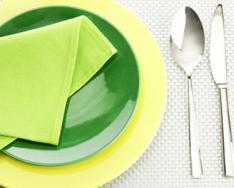 Reglas básicas para el ajuste de la mesa: selección y disposición de platos, cubiertos, servilletas.
