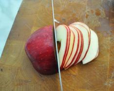 Розочки из яблок и слоеного теста
